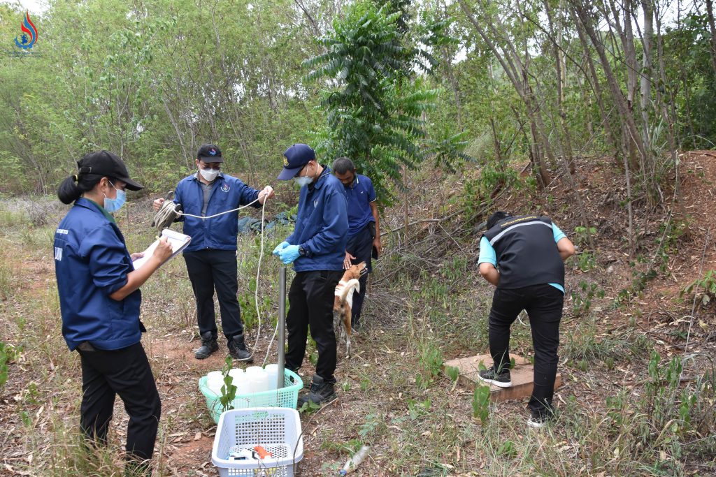 เก็บตัวอย่างน้ำ เพื่อนำไปตรวจวิเคราะห์ทางห้องปฏิบัติการ