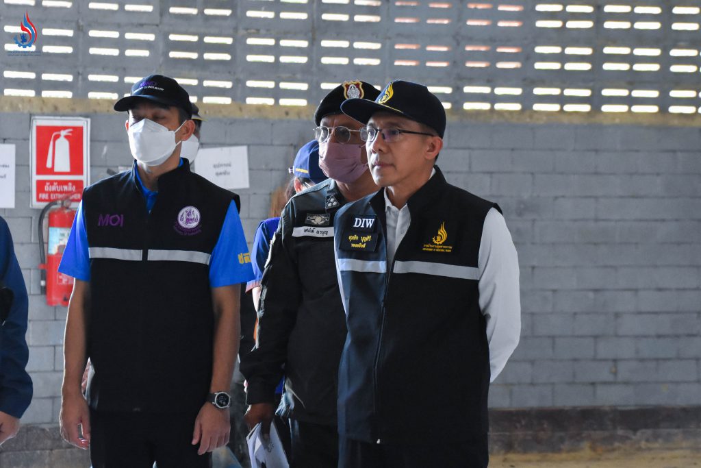 (ด้านขวา) นายศุภกิจ บุญศิริ รองอธิบดีกรมโรงงานอุตสาหกรรม