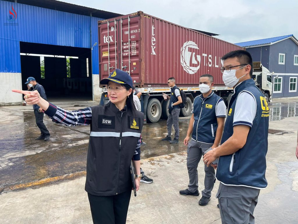 นางประภาพร ลือกิตติศัพท์ ผู้อำนวยการกลุ่มจัดการกากอุตสาหกรรมระหว่างประเทศ กองบริหารจัดการกากอุตสาหกรรม กรอ. และ เจ้าหน้าที่ บก.ปอศ.