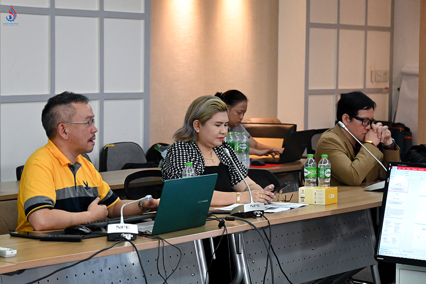 ผู้แทนสถาบันบัณฑิตพัฒนบริหารศาสตร์ (NIDA) และเจ้าหน้าที่ที่เกี่ยวข้อง