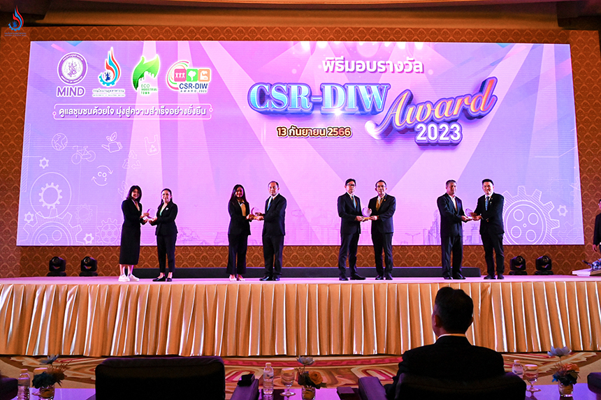 คณะผู้บริหารกรมโรงงานฯ มอบรางวัลให้ผู้ประกอบการ