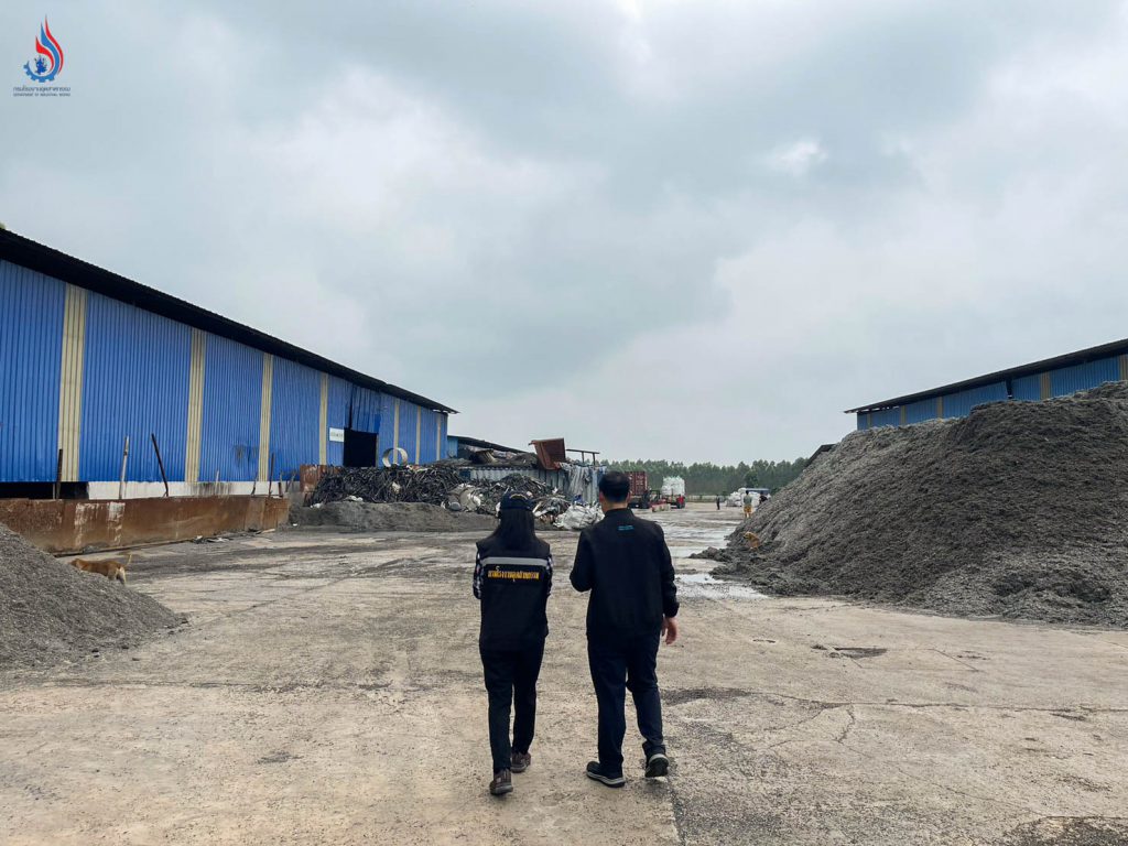 การตรวจสอบโรงงาน จ.ฉะเชิงเทรา มีการกองเก็บวัตถุดิบ ผลิตภัณฑ์และวัสดุที่ไม่ใช้แล้วที่เหลือจากกระบวนการผลิตภายนอกอาคารโรงงาน (กลางแจ้ง) 