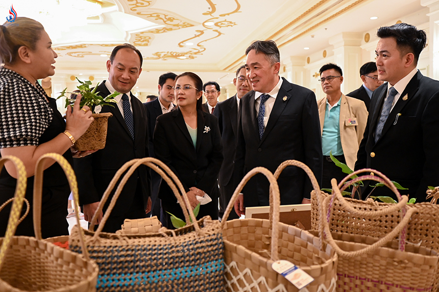 คณะผู้บริหารเดิมเยี่ยมชมบู๊ทจัดงาน