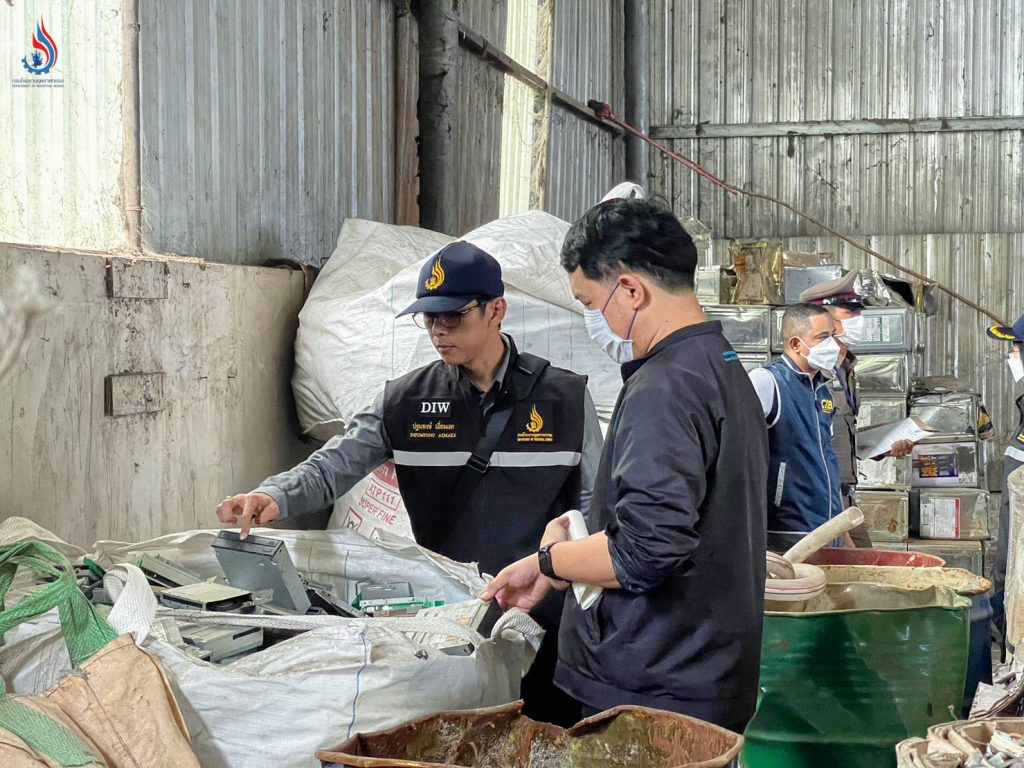 การตรวจสอบโรงงาน จ.ฉะเชิงเทรา พบซากชิ้นส่วนอุปกรณ์ไฟฟ้าและอิเล็กทรอนิกส์ ซึ่งเข้าข่ายเป็นขยะอิเล็กทรอนิกส์ไม่สามารถนำเข้ามาในราชอาณาจักรไทยได้