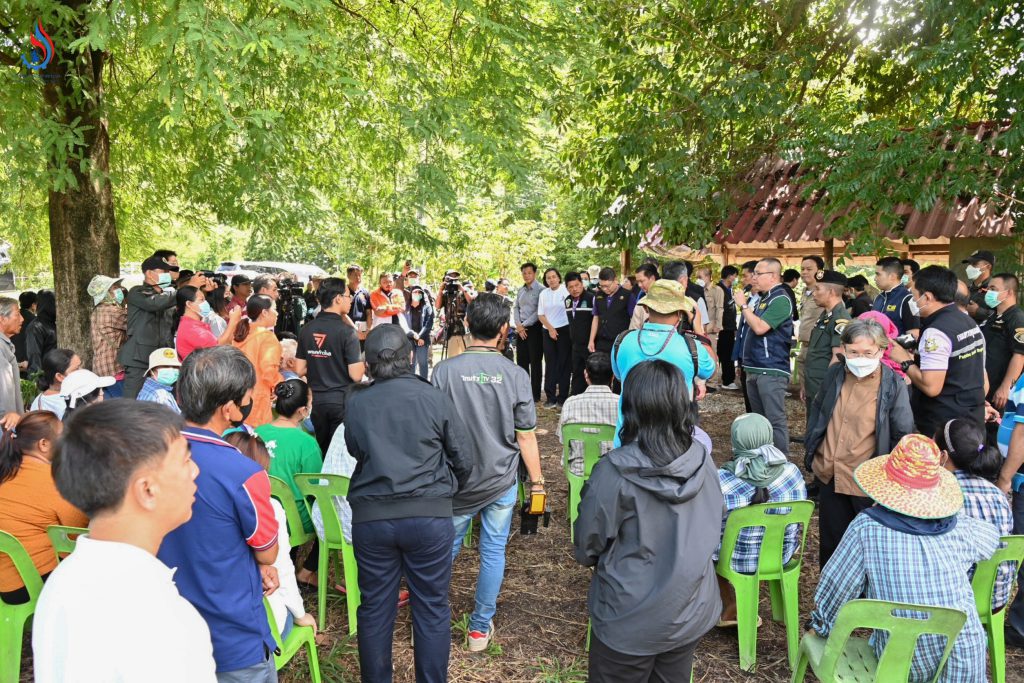 พบประชาชนผู้ได้รับผลกระทบ ณ ศาลากลุ่มคนรักษ์ต้นน้ำ ตำบลน้ำพุ อำเภอเมือง จังหวัดราชบุรี