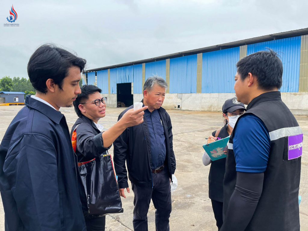 (คนกลาง) นายปรารมภ์ แสงพนัสธาดา ผู้อำนวยการส่วนที่ 2 กองบริการงานอนุญาตโรงงาน 1 พร้อมด้วย เจ้าหน้าที่ กรอ. และผู้แทนสำนักงานอุตสาหกรรมจังหวัดฉะเชิงเทรา