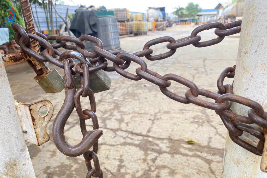 เจ้าหน้าที่ได้ติดต่อประสานไปยังกรรมการบริษัทฯ เพื่อขอเข้าตรวจสอบสภาพโรงงานแต่ไม่ได้รับการยินยอมให้เข้าไปโดยเด็ดขาด เจ้าหน้าที่จึงแสดงหมายค้นจากศาลจังหวัดพระนครศรีอยุธยาให้ดำเนินการทางกฎหมายและเข้าตรวจค้นโรงงานในทันที