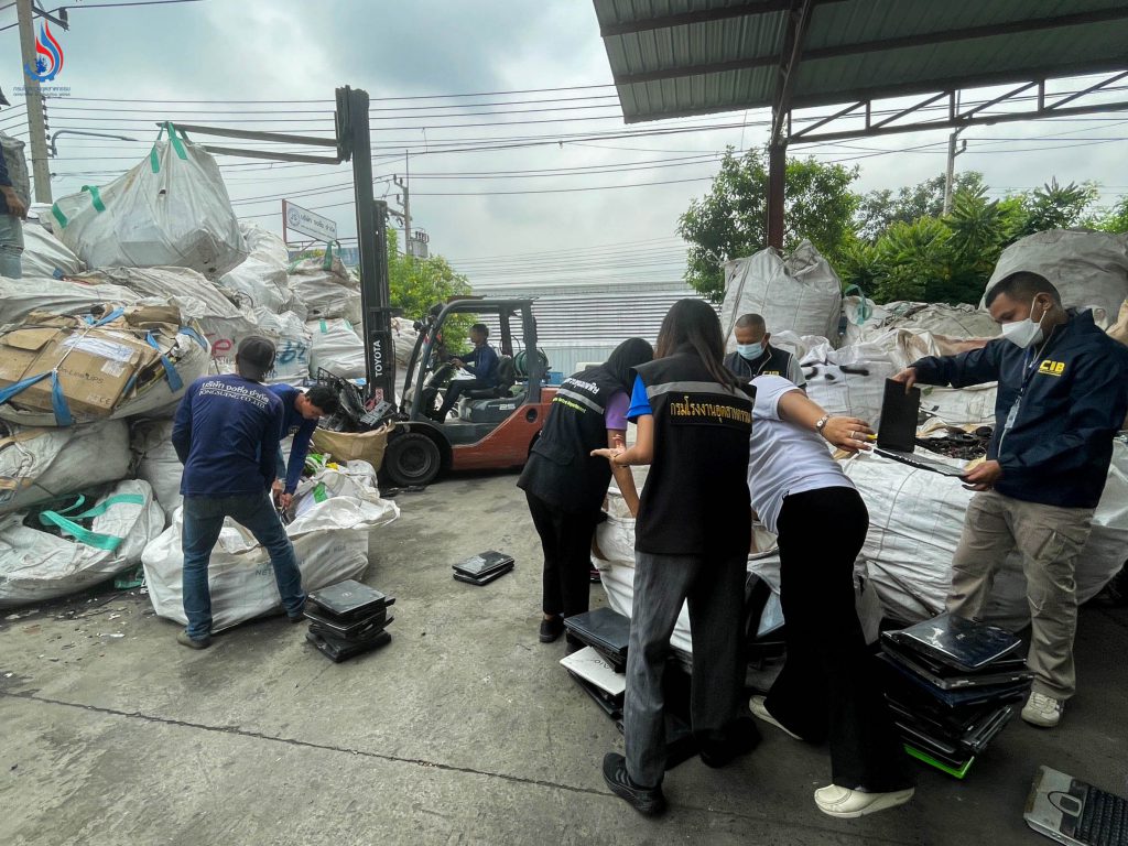 โรงงานใน จ.ปทุมธานี เจ้าหน้าที่ ปอศ. ได้ยึดอายัดขยะอิเล็กทรอนิกส์เพื่อตรวจสอบที่มาว่าได้มาอย่างถูกต้องหรือไม่