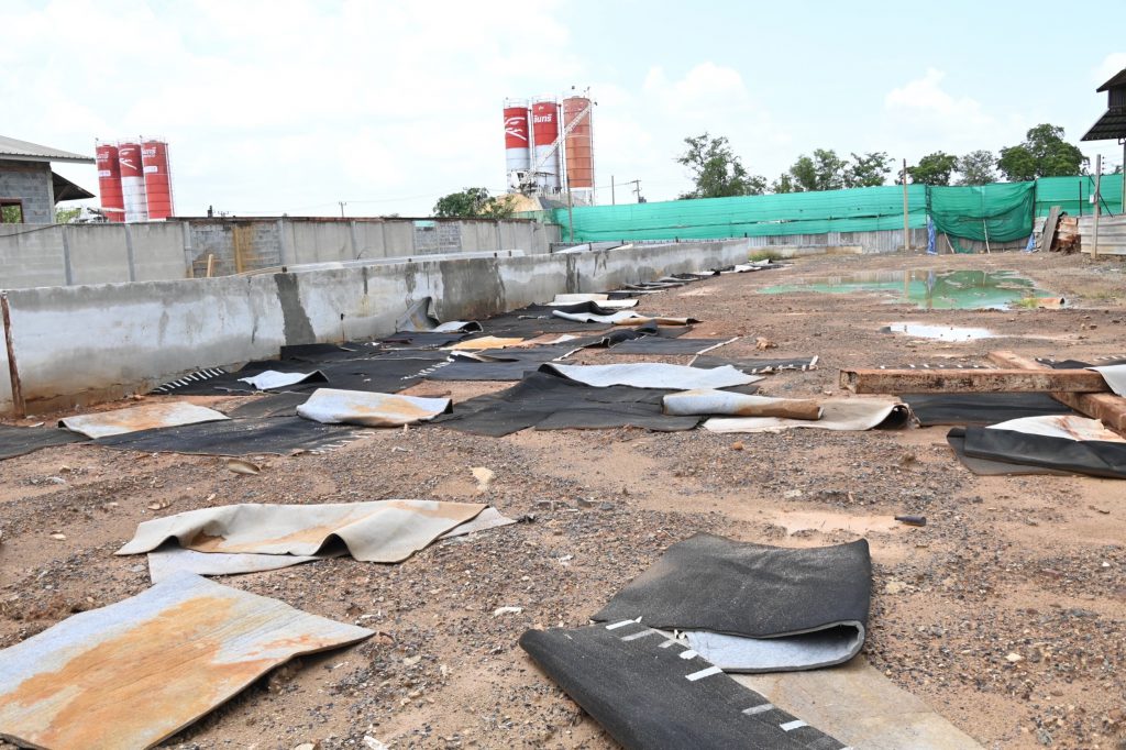 พื้นที่บริเวณด้านหลังของโรงงาน ซึ่งเป็นที่ดินที่ถูกก่อสร้างปกปิดซ่อนเร้นอำพรางทางเข้า-ออกด้วยสังกะสี