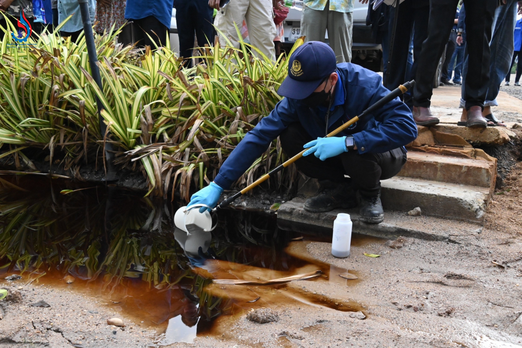 นำของเหลวมาตรวจสอบเบื้องต้น มีค่าความเป็นกรด-ด่าง (pH) เป็นกรดเข้มข้น