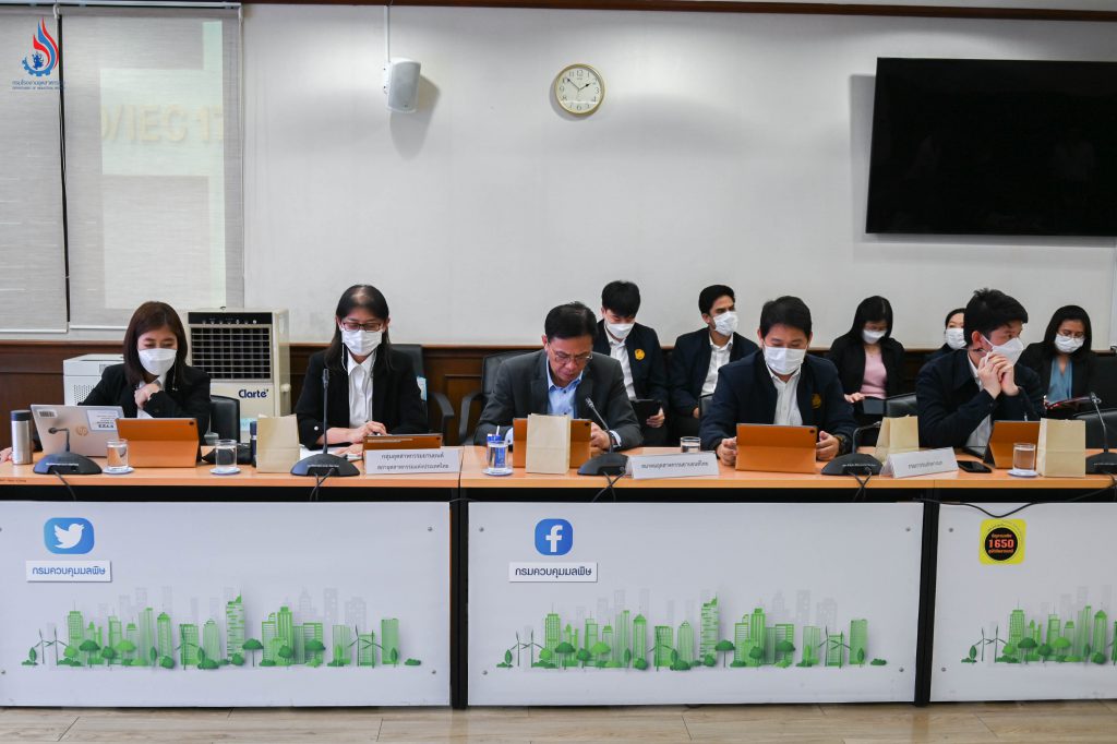 ผู้แทนกรมการขนส่งทางบก (ขบ.) ผู้แทนกลุ่มอุตสาหกรรมยานยนต์ สภาอุตสาหกรรมแห่งประเทศไทย (ส.อ.ท.) และผู้แทนสมาคมอุตสาหกรรมยานยนต์ไทย