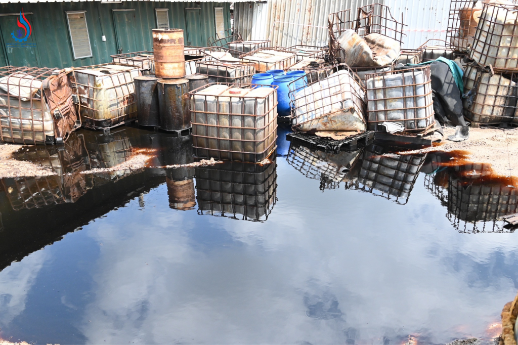 ตรวจพบดินปนเปื้อนและของเหลวสีดำคล้ำที่มีสภาพเป็นกรดเข้มข้นถูกเททิ้งและรั่วไหลนองอยู่เต็มพื้นภายในบริเวณโรงงานในปริมาณเพิ่มมากขึ้นจากการตรวจสอบครั้งก่อน