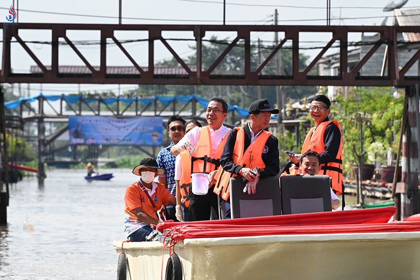 กิจกรรมโยน EM Ball ลงแม่น้ำ