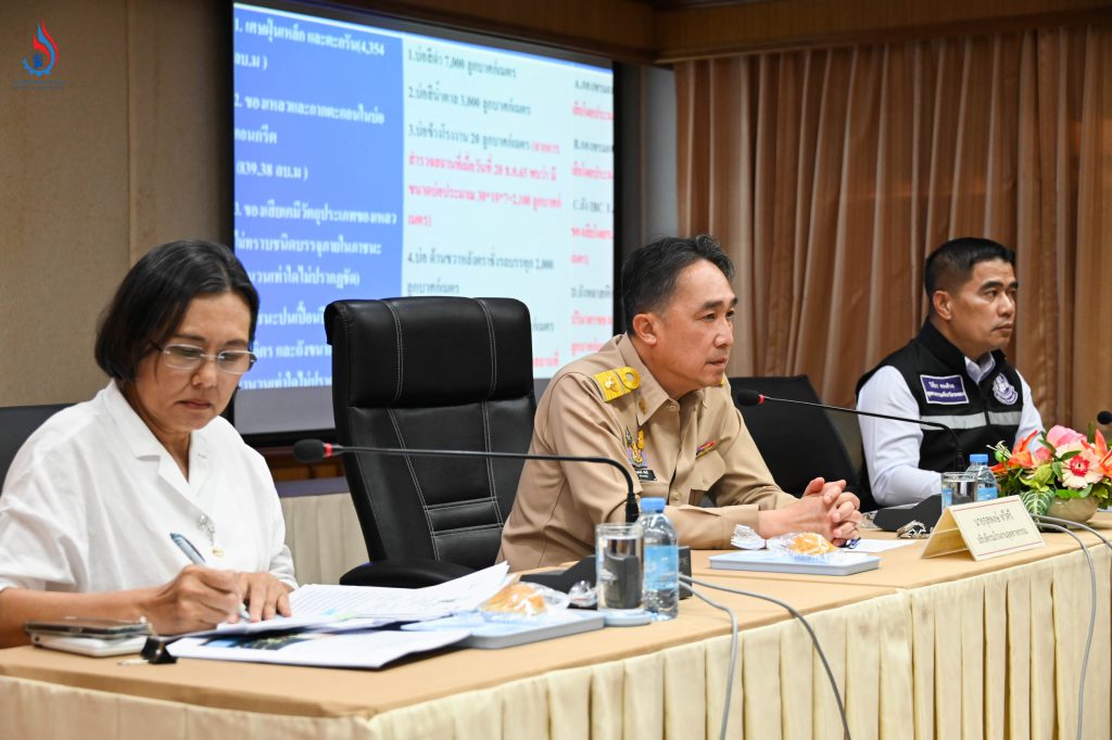 (ซ้าย-ขวา) นางจินดา เตชะศรินทร์ ผู้อำนวยการกองบริหารจัดการกากอุตสาหกรรม, นายจุลพงษ์ ทวีศรี อธิบดีกรมโรงงานอุตสาหกรรม และ นายวิเชียร ทองด้วง อุตสาหกรรมจังหวัดระยอง