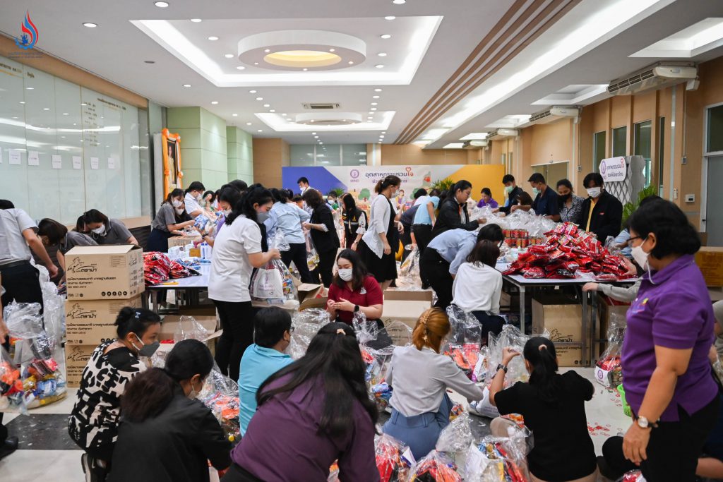 ถุงยังชีพส่งกำลังใจให้กับผู้ประสบอุทกภัยในการก้าวข้ามช่วงเวลาที่ยากลำบาก ภายใต้โครงการ “อุตสาหกรรมรวมใจ ช่วยพี่น้องชาวไทย”