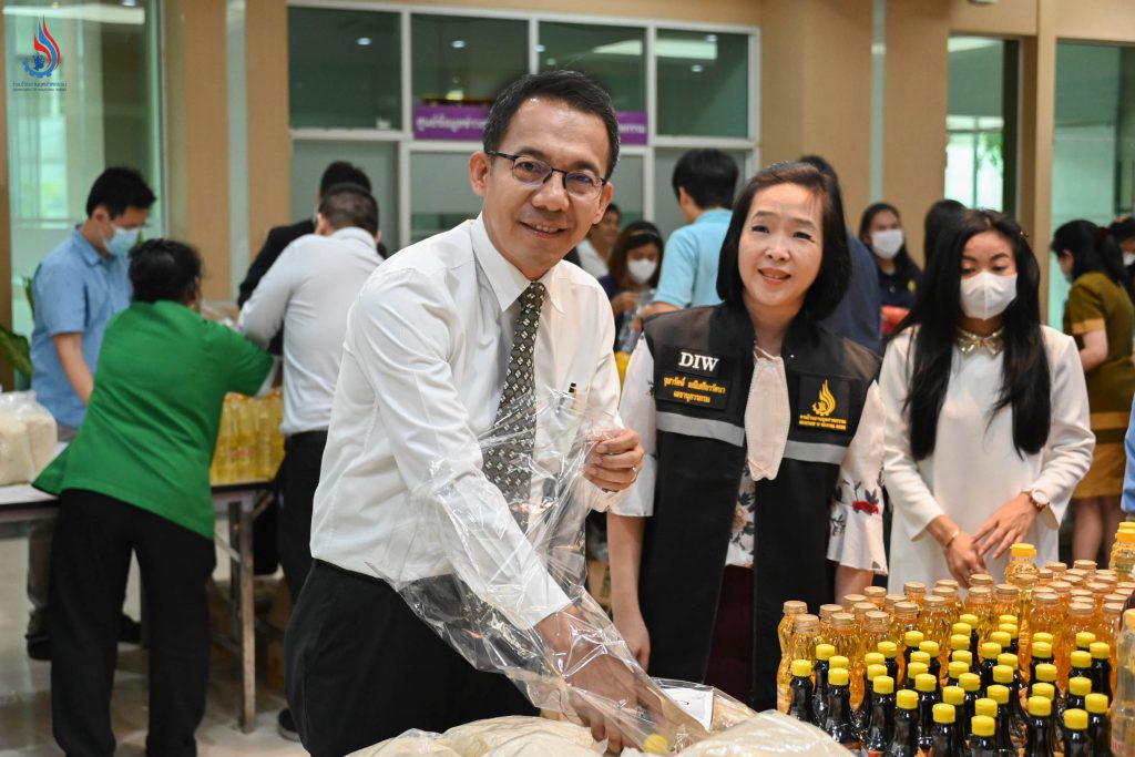 นายศุภกิจ บุญศิริ รองอธิบดีอธิบดีกรมโรงงานอุตสาหกรรม และ นางจุฬารัตน์ มณีเสถียรรัตนา เลขานุการกรม