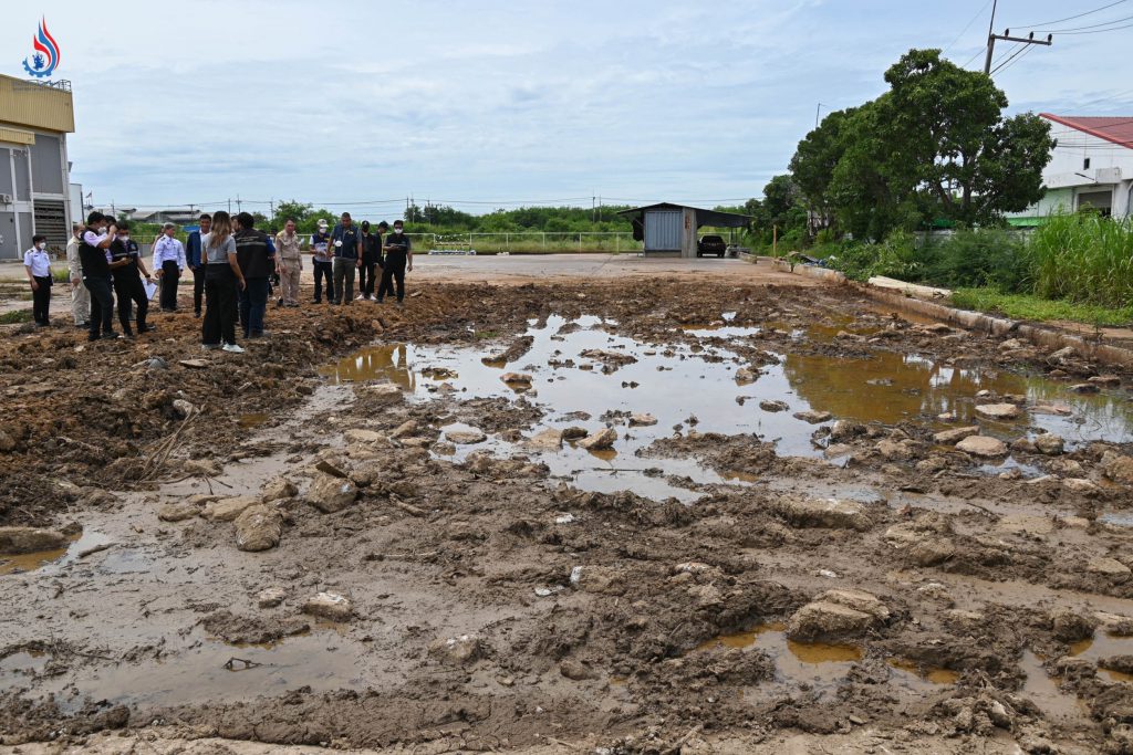 เก็บตัวอย่างดิน สำหรับนำไปตรวจวิเคราะห์ยืนยันผลจากห้องปฏิบัติการ
