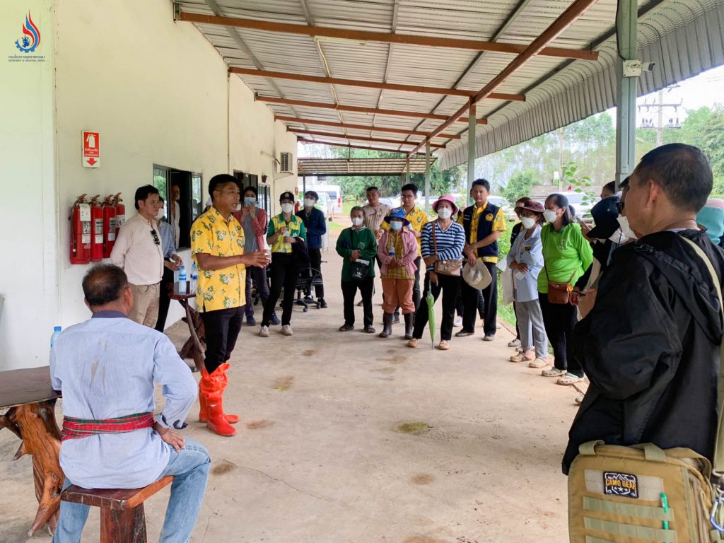 (เสื้อเชิ้ตสีเหลือง) นายพัตทอง กิตติวัฒน์ อุตสาหกรรมจังหวัดปราจีนบุรี