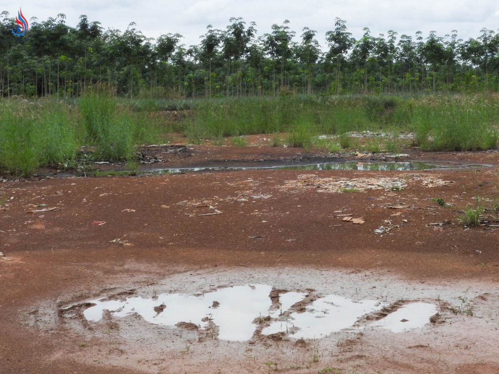 ตรวจสอบพบกากตะกอนสีดำ เศษโลหะ เศษพลาสติก อยู่บริเวณผิวหน้าดิน ในพื้นที่หมู่ 9 ตำบลลาดกระทิง