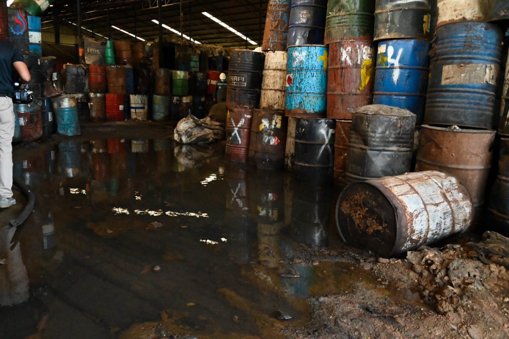 สิ่งปฏิกูลหรือวัสดุที่ไม่ใช้แล้วหรือของเสียเคมีวัตถุที่ตกค้างในพื้นที่ของ บริษัท แวกซ์ กาเบ็จ รีไซเคิล เซ็นเตอร์ จำกัด