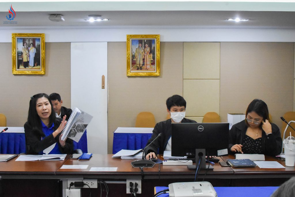 นางสาวนวพร สงวนหมู่ รักษาการนักวิทยาศาสตร์เชี่ยวชาญ กองส่งเสริมเทคโนโลยีสิ่งแวดล้อมโรงงาน และเจ้าหน้าที่ที่เกี่ยวข้อง