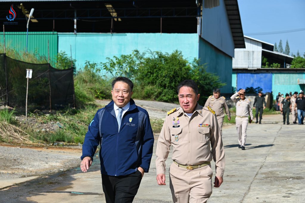 (ซ้าย-ขวา) นายธีระวัฒน์ พุฒิบูรณวัฒน์ รองอธิบดีอัยการ ที่ปรึกษาด้านกฎหมาย และ นายจุลพงษ์ ทวีศรี อธิบดีกรมโรงงานอุตสาหกรรม