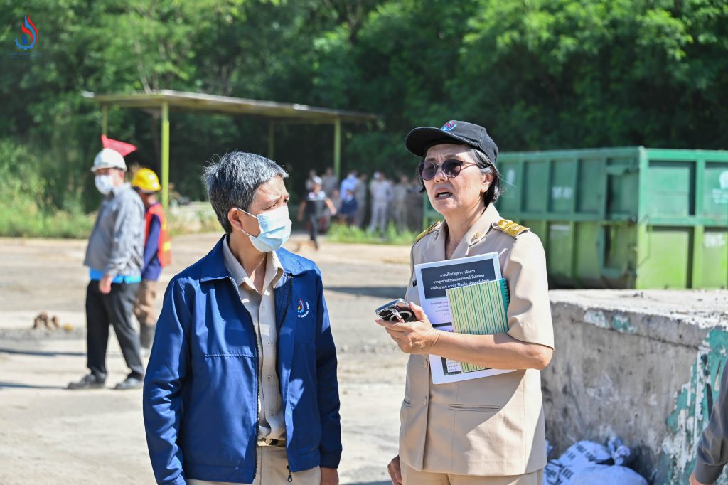(ซ้าย-ขวา) นางสาววิชุดา สัมฤทธิ์ผล ผู้อำนวยการศูนย์วิจัยและเตือนภัยมลพิษโรงงานภาคตะวันตก และ นางจินดา เตชะศรินทร์ ผู้อำนวยการกองบริหารจัดการกากอุตสาหกรรม