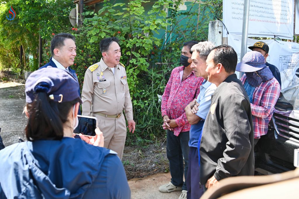 ชาวบ้านผู้ได้รับผลกระทบร่วมให้กำลังใจผู้ปฏิบัติงาน ณ บริเวณถนนสาธารณะ หน้าโรงงาน