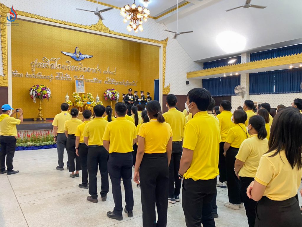 ผู้ผ่านการฝึกอบรมได้เข้ารับพระราชทานหมวกและผ้าพันคอจิตอาสาพระราชทานต่อหน้าพระบรมฉายาลักษณ์เพื่อเป็นสัญลักษณ์และเครื่องแบบในการทำความดีด้วยหัวใจ