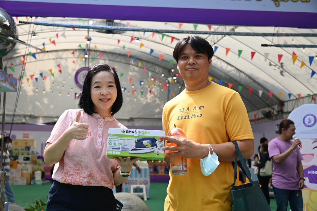 พบกันที่ร้านกระทรวงอุตสาหกรรม ตั้งอยู่บริเวณโซน 3 บูธ 3.4 เข้าทางประตู 2 สวนลุมพินี ตั้งแต่วันที่ 8-18 ธันวาคม 2566 เวลา 11.00-22.00 น.