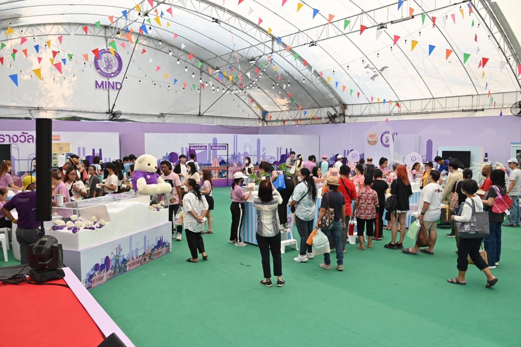 ผู้เข้ามาเล่นเกมในร้านได้ทั้งความสนุก ได้ทำบุญร่วมกัน และได้ของรางวัลมากมาย