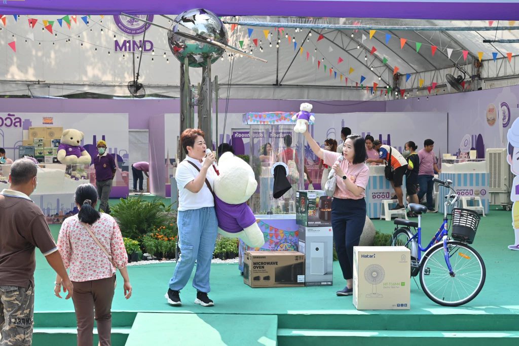 ของรางวัลภายในร้านกระทรวงอุตสาหกรรม อาทิ เครื่องใช้ไฟฟ้า รถจักรยาน สินค้าอุปโภคบริโภค