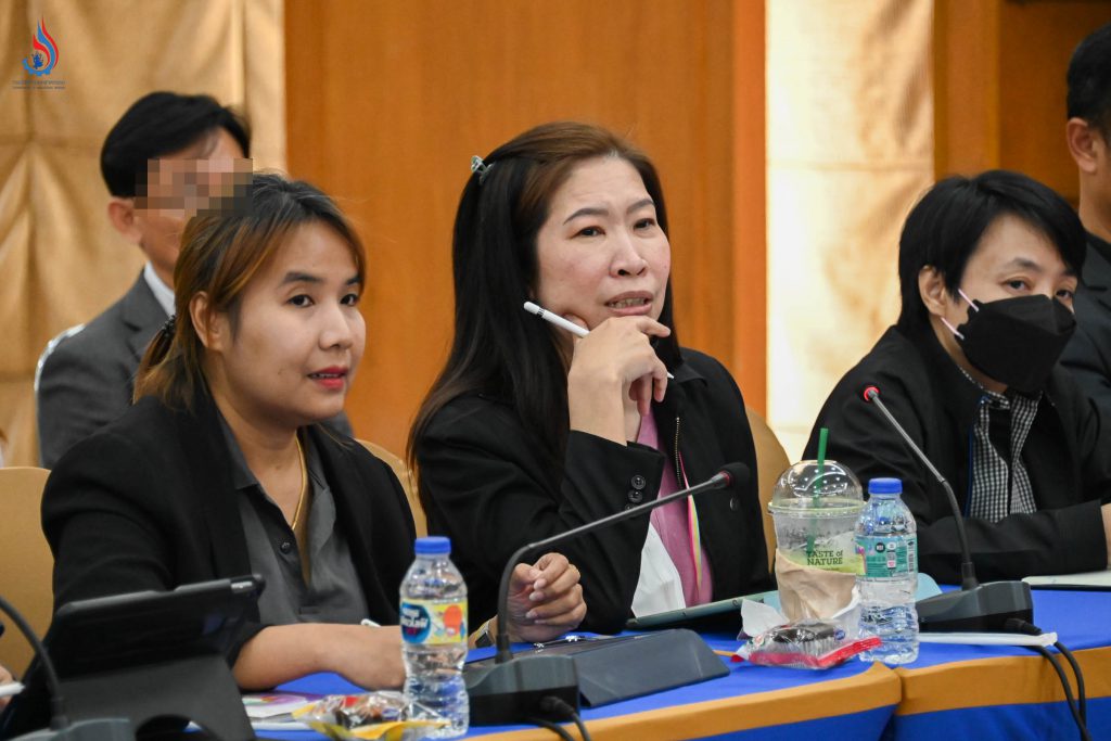 (คนกลาง) นางสาวนวพร สงวนหมู่ ผู้อำนวยการกองพัฒนาอุตสาหกรรมเชิงนิเวศ