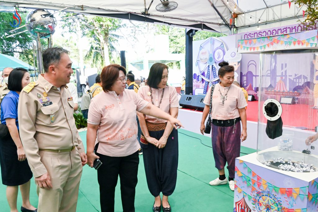 อธิบดีกรมโรงงานฯ มอบรางวัลให้ผู้โชคดีในร้านกระทรวงอุตสาหกรรมงานกาชาด ออกร้านวันสุดท้าย รับของรางวัลกลับบ้าน ชื่นมื่นถ้วนหน้า