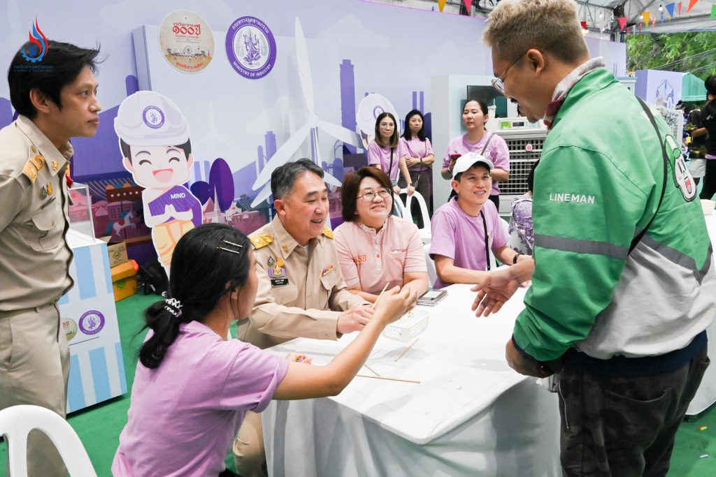 อธิบดีกรมโรงงานฯ มอบรางวัลให้ผู้โชคดีในร้านกระทรวงอุตสาหกรรมงานกาชาด ออกร้านวันสุดท้าย รับของรางวัลกลับบ้าน ชื่นมื่นถ้วนหน้า