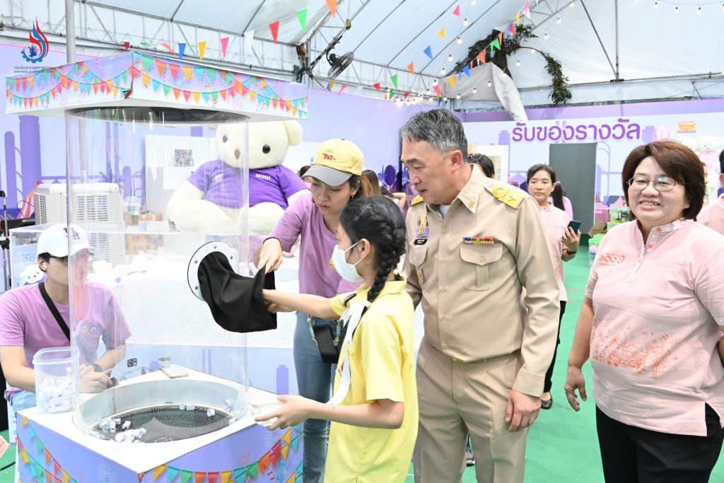 อธิบดีกรมโรงงานฯ มอบรางวัลให้ผู้โชคดีในร้านกระทรวงอุตสาหกรรมงานกาชาด ออกร้านวันสุดท้าย รับของรางวัลกลับบ้าน ชื่นมื่นถ้วนหน้า