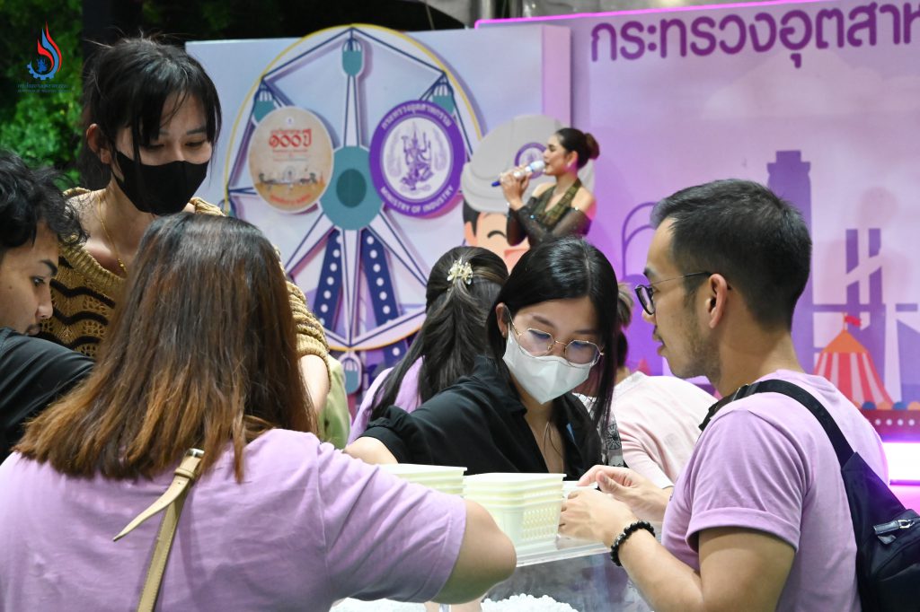 บรรยากาศในร้านกระทรวงอุตสาหกรรมงานกาชาด ออกร้านวันสุดท้าย รับของรางวัลกลับบ้าน ชื่นมื่นถ้วนหน้า