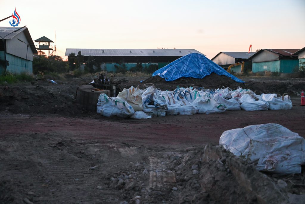 อธิบดีกรมโรงงานฯ ลงพื้นที่ตรวจติดตามความคืบหน้าและตรวจคุณภาพอากาศบริเวณใกล้เคียงโรงงาน ตามแผนสะสางของเสีย “แวกซ์กาเบ็จ จ.ราชบุรี” พร้อมสั่งเดินหน้าขนส่งของเสียไปกำจัด/บำบัด ให้ถูกหลักวิชาการ