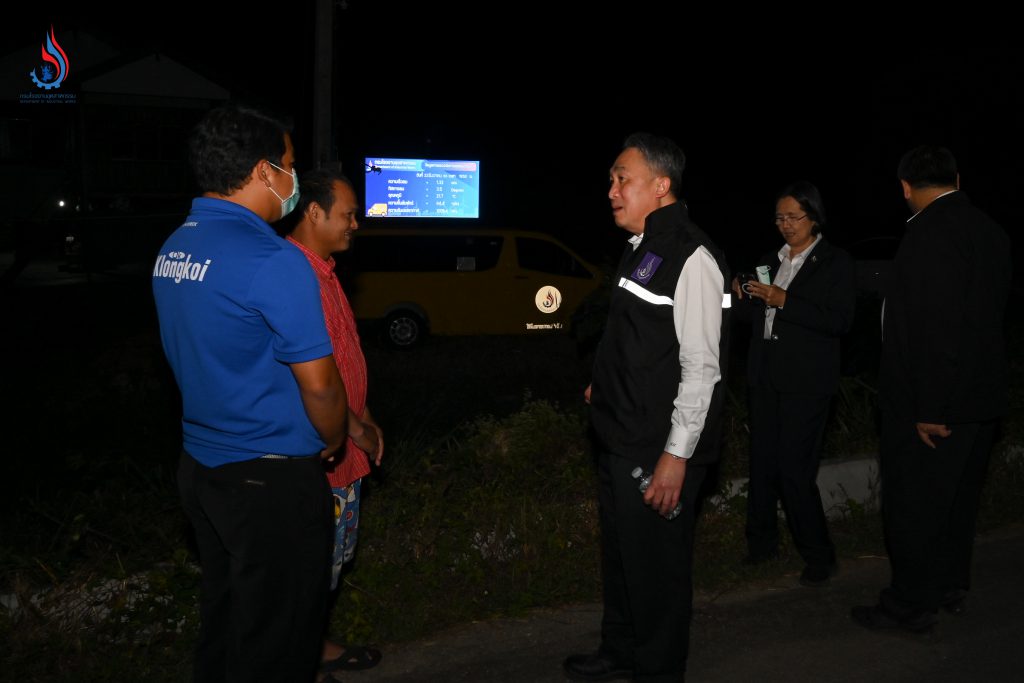 เข้าพบประชาชนที่มีบ้านพักอาศัยอยู่ใกล้โรงงาน เพื่อสอบถามปัญหา