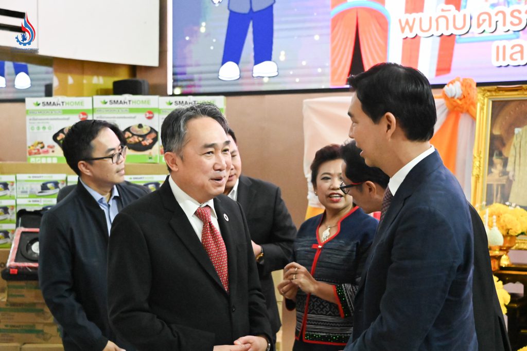 กรมโรงงานฯ มอบของรางวัลสนับสนุนร้านกระทรวงอุตสาหกรรมในงานกาชาด ประจำปี 2566