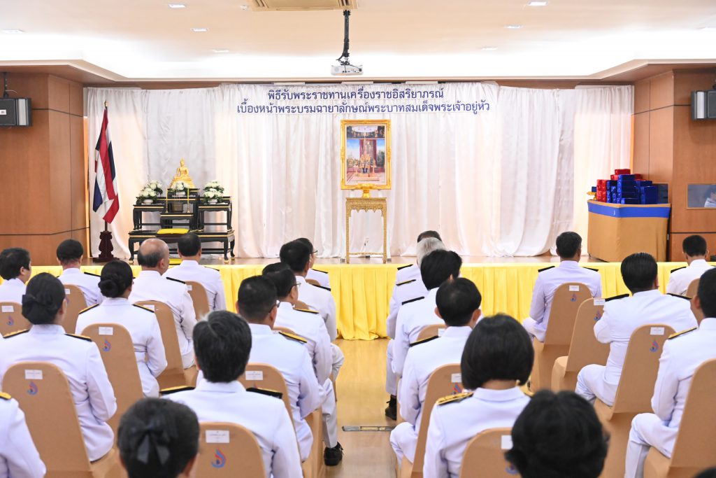กระทรวงอุตสาหกรรม ได้จัดพิธีรับพระราชทานเครื่องราชอิสริยาภรณ์ เบื้องหน้าพระบรมฉายาลักษณ์พระบาทสมเด็จพระเจ้าอยู่หัว