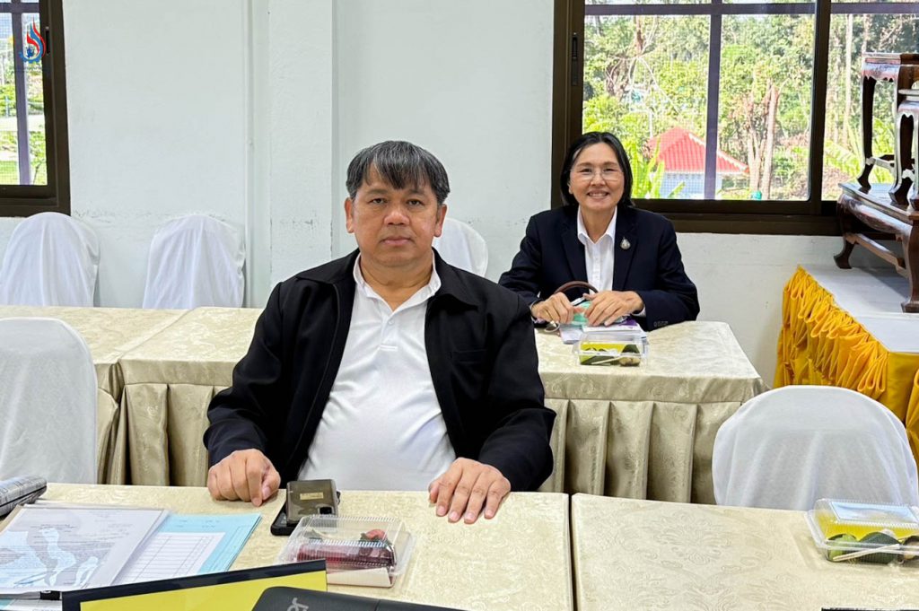 นายสุนทร แก้วสว่าง รองอธิบดีกรมโรงงานอุตสาหกรรม และ นางจินดา เตชะศรินทร์ ผู้อำนวยการกองกฎหมาย