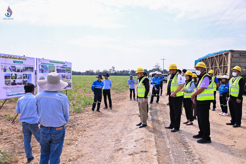 กรมโรงงานอุตสาหกรรมเยี่ยมชมการบริหารจัดการแปลงอ้อยสำหรับผลิตน้ำตาลทรายอย่างมีประสิทธิภาพ ณ ไร่สระบัวก่ำ อำเภอด่านช้าง จังหวัดสุพรรณบุรี