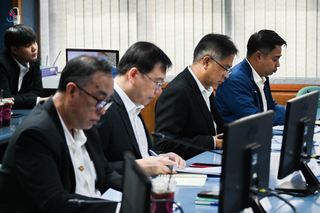 ผู้แทนผู้อำนวยการกองตรวจราชการ สำนักปลัดกระทรวงอุตสาหกรรม ผู้แทนกรมควบคุมมลพิษ ผู้แทนการนิคมอุตสาหกรรมแห่งประเทศไทย และผู้แทนสถาบันพลาสติก