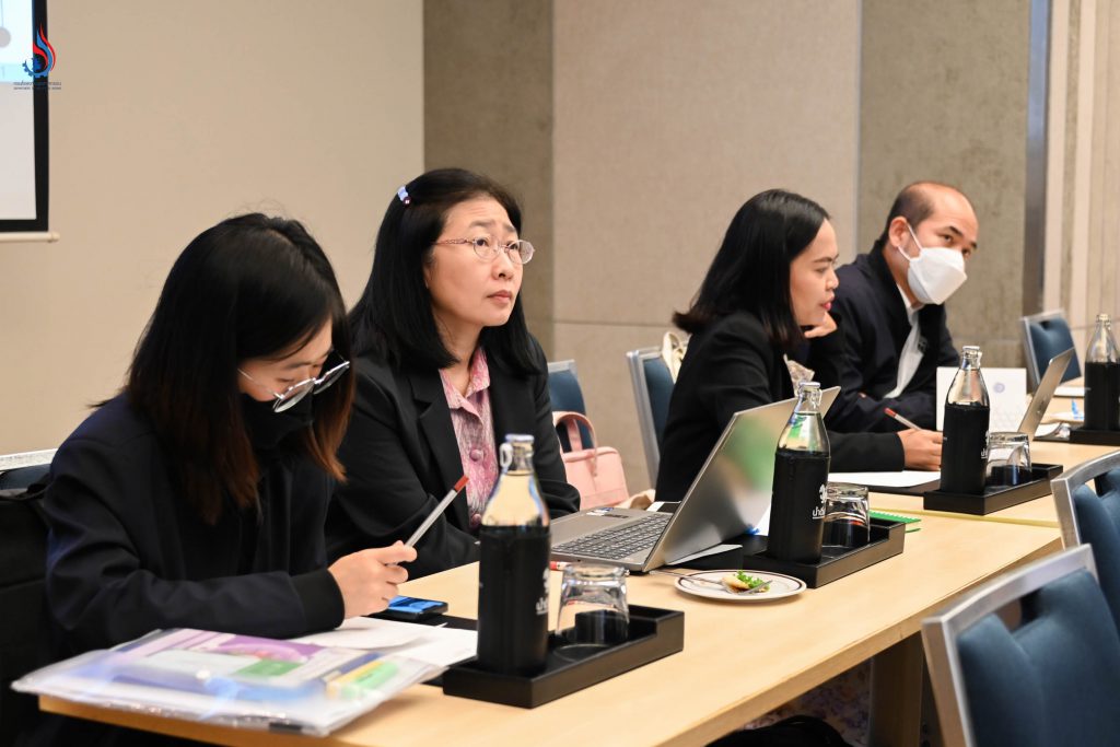 (คนที่ 2 จากซ้าย) นางสาวปัทมวรรณ คุณประเสริฐ ผู้อำนวยการกองส่งเสริมเทคโนโลยีสิ่งแวดล้อมโรงงาน