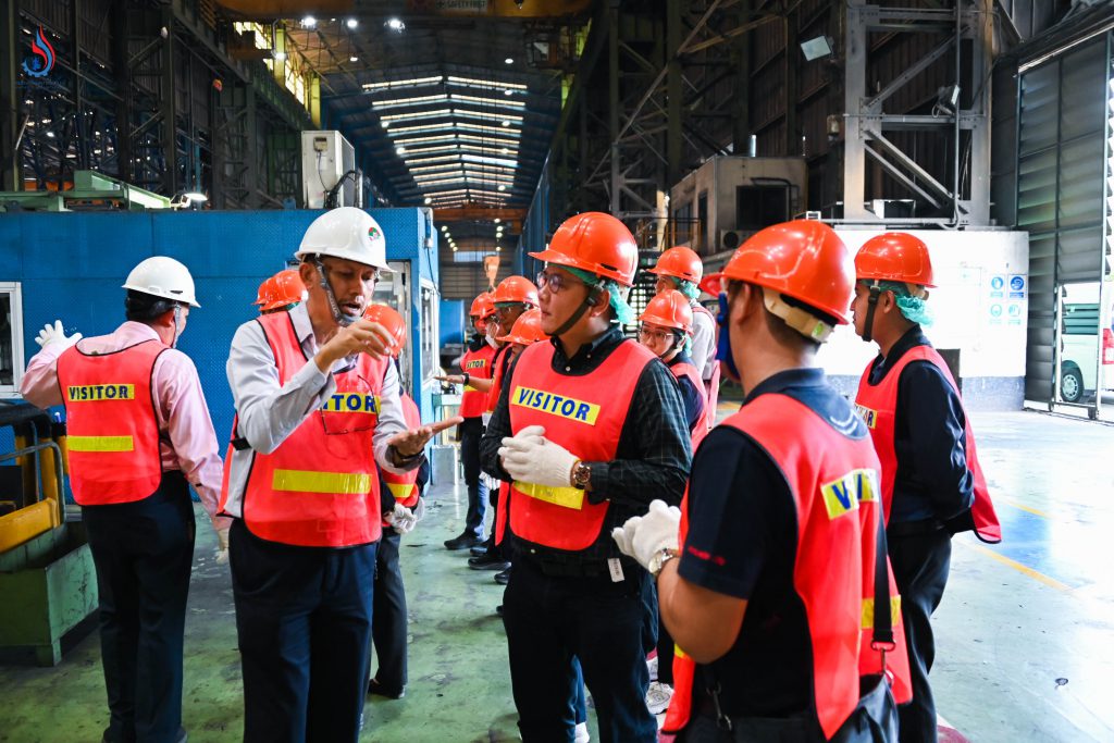 (เชิ้ตแขนยาวสีเขียว) นายพรยศ กลั่นกรอง รองอธิบดีกรมโรงงานอุตสาหกรรม