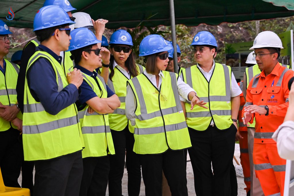 กระทรวงฯ จะเข้าไปส่งเสริมการสร้างมาตรการปกป้องผู้ผลิตในประเทศ การพัฒนาฝีมือแรงงาน และการให้ความรู้ภาษาอังกฤษ สนับสนุน/ส่งเสริมการใช้เครื่องจักร ทดแทนแรงงานและเพิ่มประสิทธิภาพ ส่งเสริมการใช้วัตถุดิบในประเทศ ผลักดันให้มีเจ้าหน้าที่ด้านเหมืองแร่ประจำที่จังหวัดระนอง