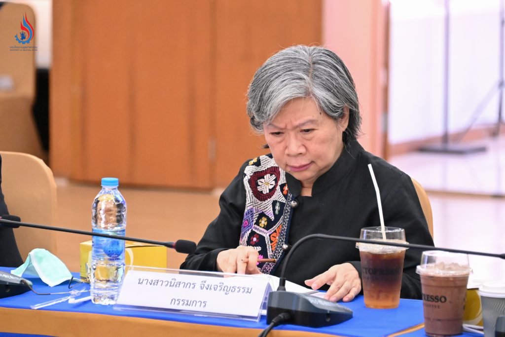 นางสาวนิสากร จึงเจริญธรรม กรรมการ