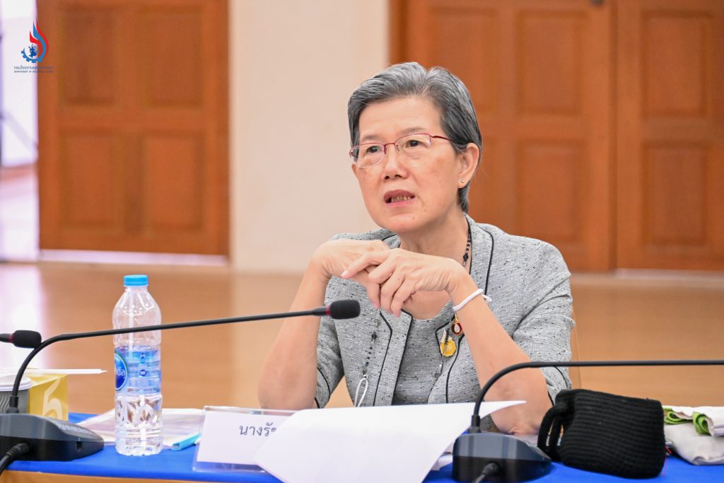 นางรัชดา อิสระเสนารักษ์ กรรมการ