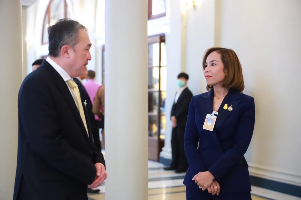 นางสาวพิมพ์ภัทรา วิชัยกุล รัฐมนตรีว่าการกระทรวงอุตสาหกรรม และ นายจุลพงษ์ ทวีศรี อธิบดีกรมโรงงานอุตสาหกรรม
